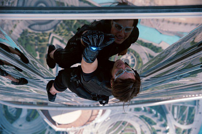 Những cảnh hành động điên rồ nhất của Tom Cruise trong loạt phim "Mission: Impossible" - 11