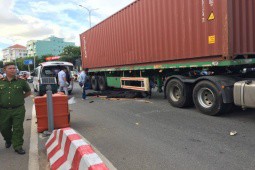 Va chạm với xe container, 3 người trong gia đình thương vong