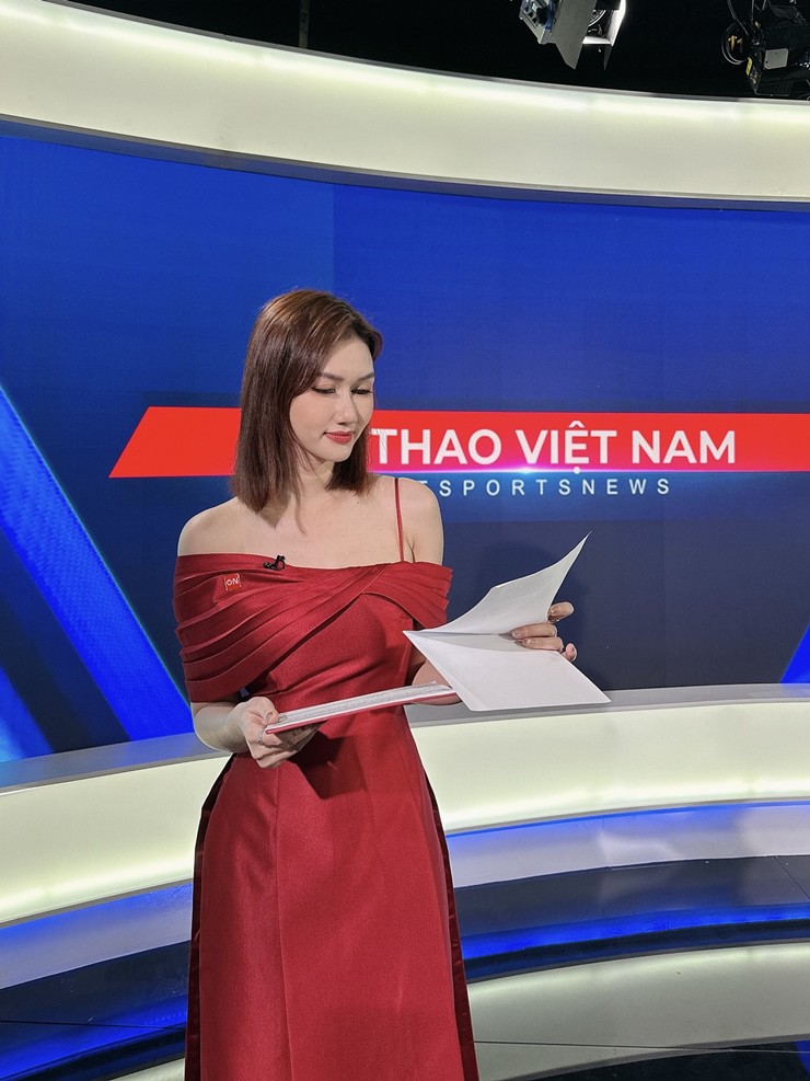 Bên cạnh công việc diễn viên,&nbsp;Hương Giang còn đảm nhận vai trò MC - BTV thể thao cho kênh On Sports của VTV Cap.&nbsp;
