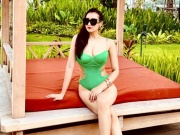 Thời trang - Bà chủ của 10 siêu thị mặc monokini &quot;đi tránh bão&quot; khoe vòng 1 &quot;đẹp nhất vũ trụ phim VTV&quot;