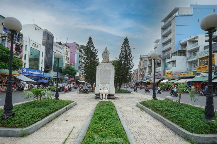 Vị trí bãi xe cao tầng nằm trên tuyến đường Hải Thượng Lãn Ông (gần chợ Kim Biên, quận 5) được đề xuất lắp đặt một nhà giữ xe rộng khoảng 468m2, với 6 khối ô tô, sức chứa 94 xe dưới 9 chỗ.