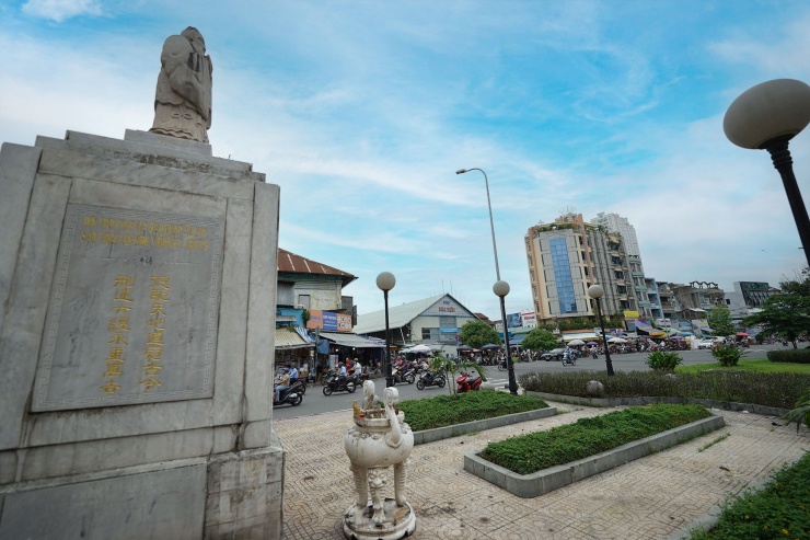 Phía xa là chợ hoá chất Kim Biên.