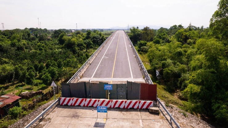 Kỳ lạ cây cầu trăm tỷ xây xong 3 năm để... 