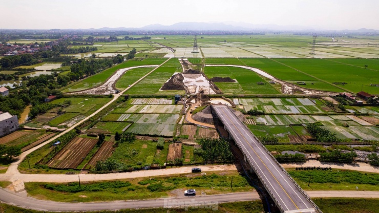 Kỳ lạ cây cầu trăm tỷ xây xong 3 năm để... 