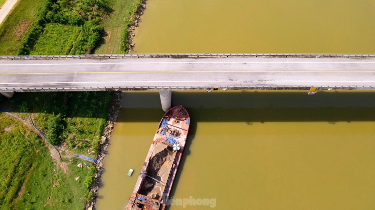 Kỳ lạ cây cầu trăm tỷ xây xong 3 năm để... 