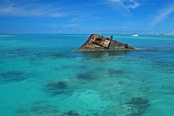 Tam giác quỷ Bermuda: Vô số máy bay và tàu thủy đi vào khu vực này&nbsp;trong điều kiện thời tiết hoàn toàn tốt và không có một chút dấu hiệu trục trặc động cơ nào đã biến mất vĩnh viễn. Không phải vô cớ mà nơi đây được gọi là “Tam giác quỷ”.
