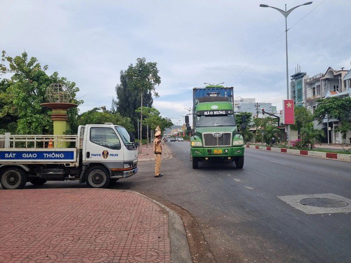 Họp khẩn sau clip của chủ tịch tỉnh Bình Định quay xe chở dăm gỗ rơi vãi - 2