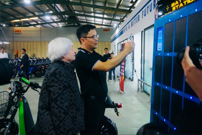 Bộ trưởng Tài chính Mỹ trải nghiệm xe máy điện Việt Nam - 2