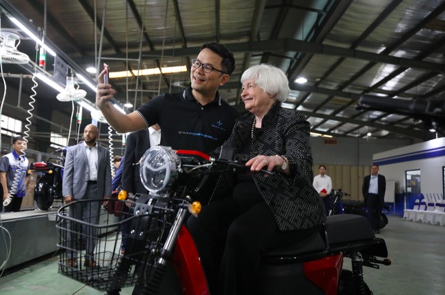 Bộ trưởng Tài chính Mỹ trải nghiệm xe máy điện Việt Nam - 1