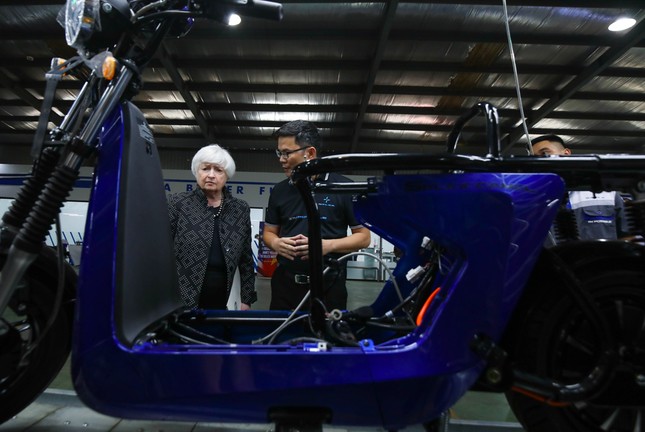 Bộ trưởng Tài chính Mỹ trải nghiệm xe máy điện Việt Nam - 5