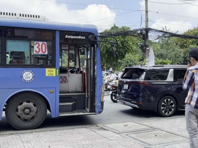 Xe buýt nghi mất phanh tông nhiều ô tô dừng đèn đỏ