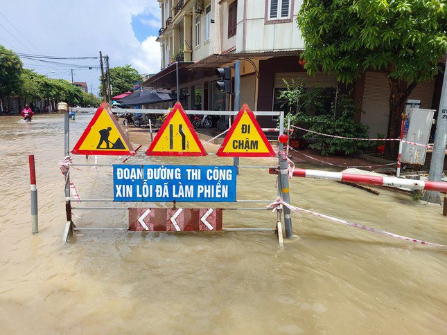 Tại các đoạn đường đang được thi công sửa chữa dù mưa đã ngừng nhưng tiêu thoát chậm gây ngập úng lâu hơn.