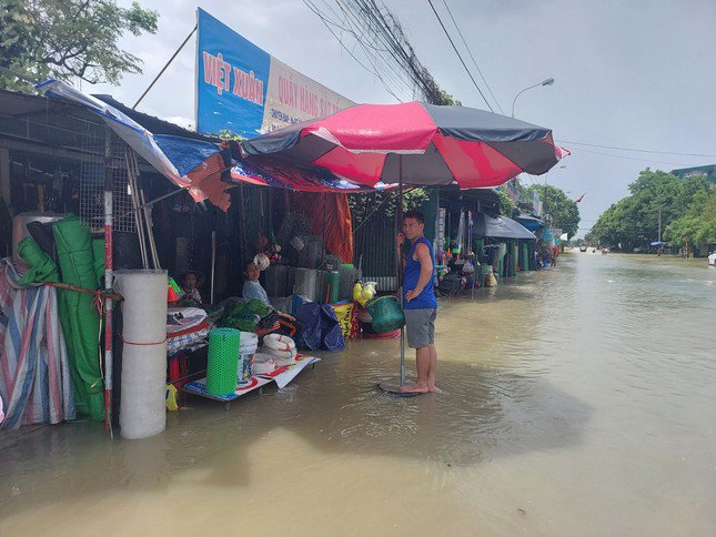 Đặc biệt một số đoạn đường do nước chảy không kịp khiến nhiều hộ kinh doanh hàng hoá trước cổng chợ thành phố Hà Tĩnh bị ngập.