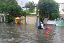 Nơi nền nhà cao hơn mặt đường cả mét, nhưng người dân vẫn phải... chạy ngập