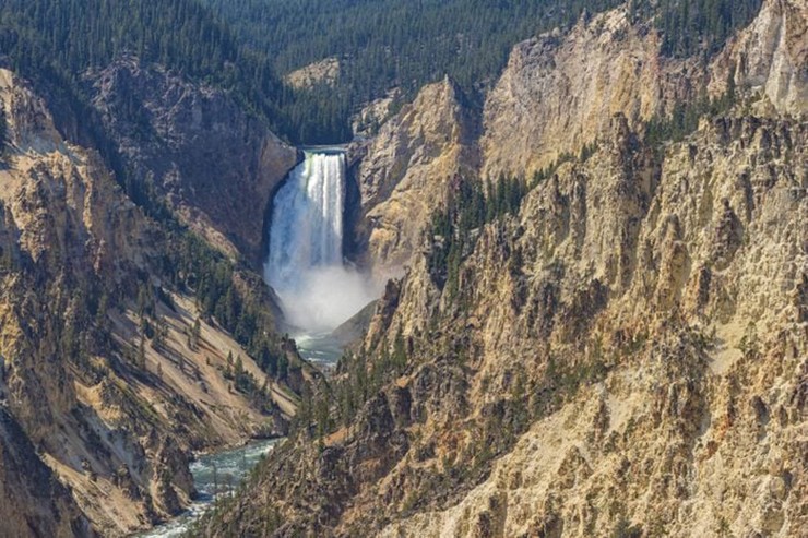 Thác Lower Yellowstone, Mỹ: Vào năm 1870 đã có một cuộc giao tranh giữa người bản địa và một nhóm du khách. Trong khi đánh nhau, chiếc bè của những người dân địa phương bị chìm khiến họ bị cuốn vào dòng thác và chết đuối. Theo người dân địa phương, đến nay họ vẫn nghe thấy tiếng hô tử chiến của những chiến binh người bản địa dũng cảm và nước sông được cho là thỉnh thoảng chuyển sang màu đỏ.
