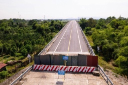 Kỳ lạ cây cầu trăm tỷ xây xong 3 năm để... "làm cảnh"