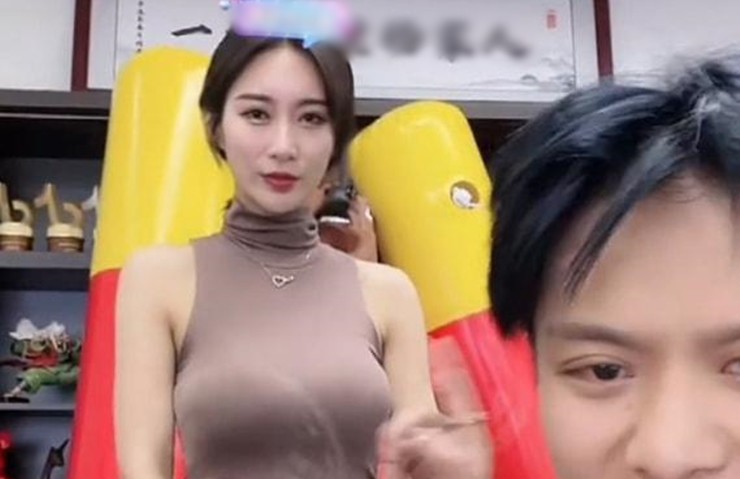 Bên cạnh đó, các cô gái cũng khéo léo đưa ra sự lựa chọn trang phục phù hợp trên sóng livestream. Trước khi lên sóng cũng cần kiểm tra thật kỹ càng trang phục để tránh xảy ra sự cố thời trang không đáng có.
