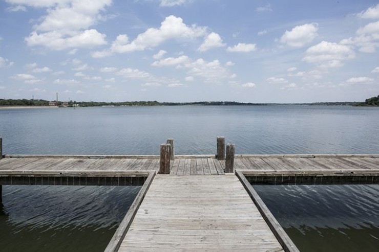 Hồ Đá Trắng, Texas (Mỹ): Hồ Đá Trắng của Dallas được cho là bị ám bởi một phụ nữ trẻ mặc váy dạ hội ướt sũng vẫy những chiếc ô tô qua lại rồi đột ngột biến mất. Kể từ năm 1964, nhiều người cho biết đã gặp người phụ nữ này, tuy nhiên không ai biết bà ta là ai.
