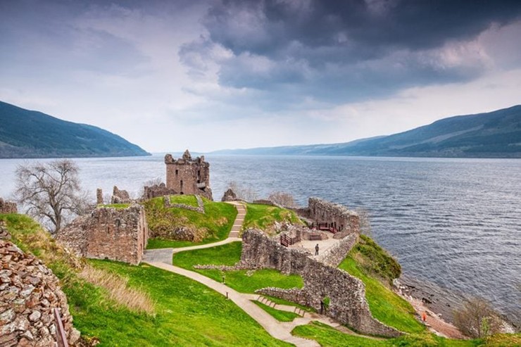 Hồ Loch Ness, Scotland: Có nhiều người tin rằng hồ nước gần Inverness bị ám bởi một sinh vật thần thoại hay còn gọi là Quái vật hồ Loch Ness. “Có hơn 300.000 du khách mỗi năm và chỉ có một đến hai người cho rằng đã thực sự nhìn thấy quái vật này.” Gary Campbell, chủ tịch Câu lạc bộ những người hâm mộ quái vật hồ Loch Ness chia sẻ với Travel Channel. Nhưng truyền thuyết này tiếp tục truyền cảm hứng cho những du khách luôn mang theo máy ảnh đề phòng trường hợp quái vật xuất hiện.
