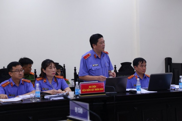 Vụ ông Trần Hùng bị cáo buộc nhận hối lộ 300 triệu: Tòa nghị án kéo dài - 3