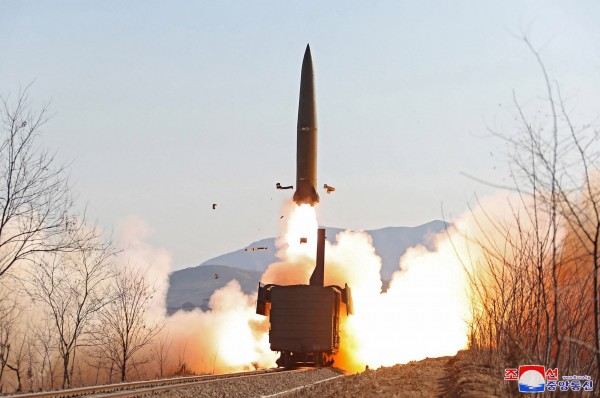 Hàn Quốc: Triều Tiên phóng loạt tên lửa ra biển - 1