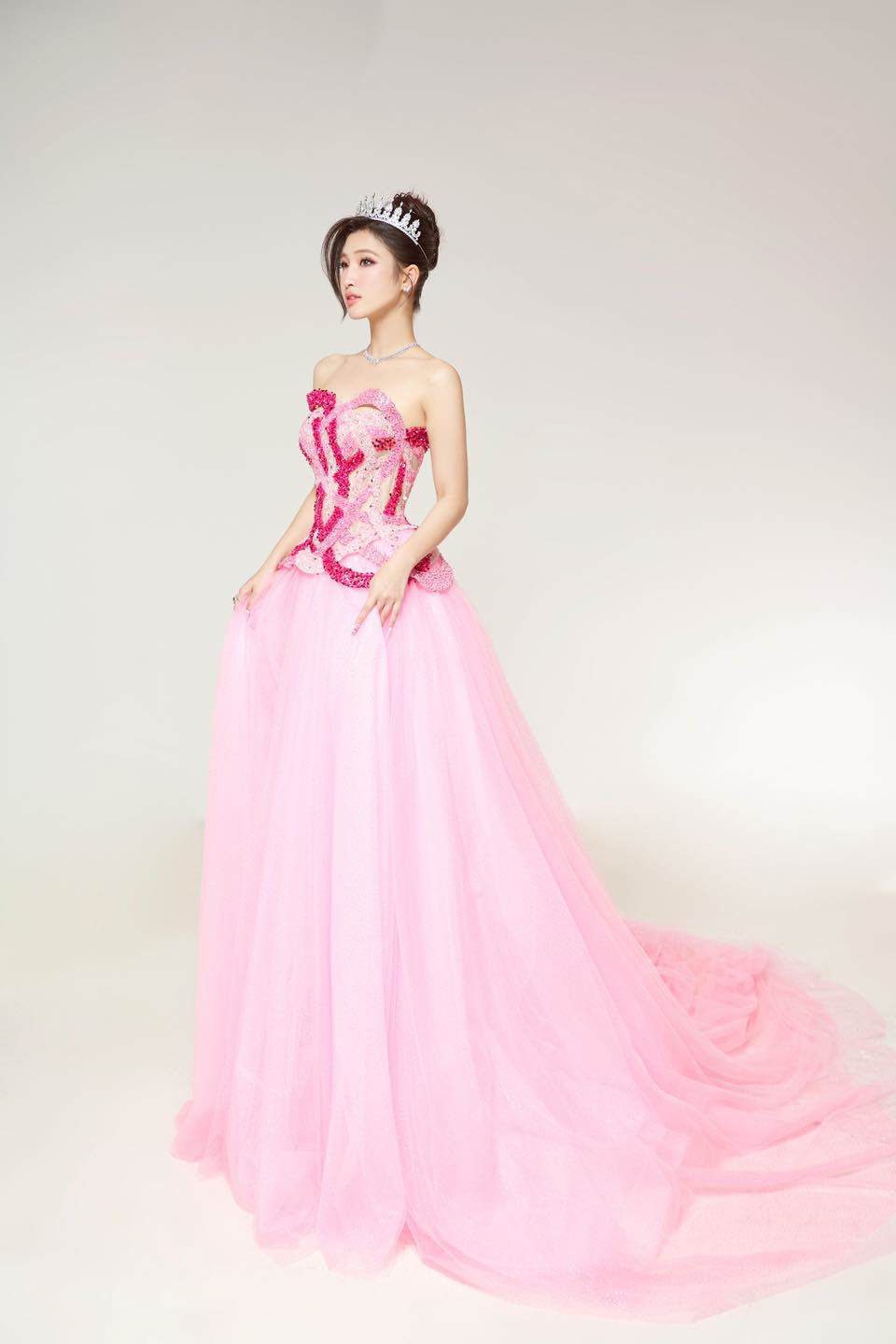 Hoa hậu đẹp nhất thế giới lộng lẫy, lấn át tất cả trên thảm đỏ Miss World Việt Nam 2023 - 8