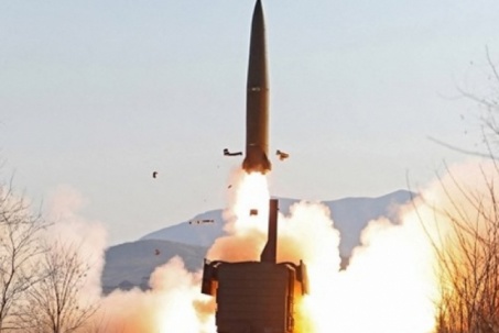 Hàn Quốc: Triều Tiên phóng loạt tên lửa ra biển