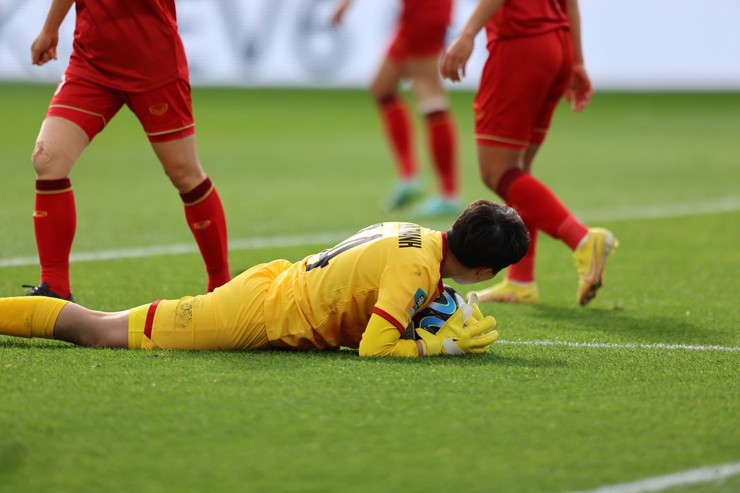 Ngả mũ Kim Thanh cản phá penalty ở World Cup, ĐT nữ Việt Nam kiên cường đấu Mỹ - 5