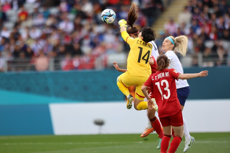 Ngả mũ Kim Thanh cản phá penalty ở World Cup, ĐT nữ Việt Nam kiên cường đấu Mỹ - 3