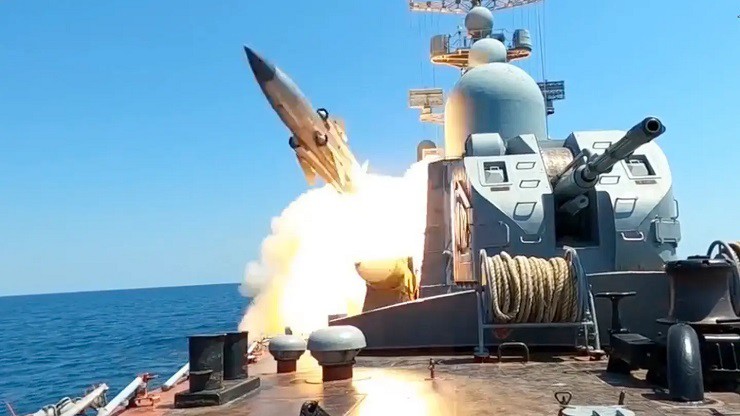 Video: Chiến hạm Nga phóng tên lửa chống hạm đánh chìm tàu chiến tịch thu của Ukraine - 1