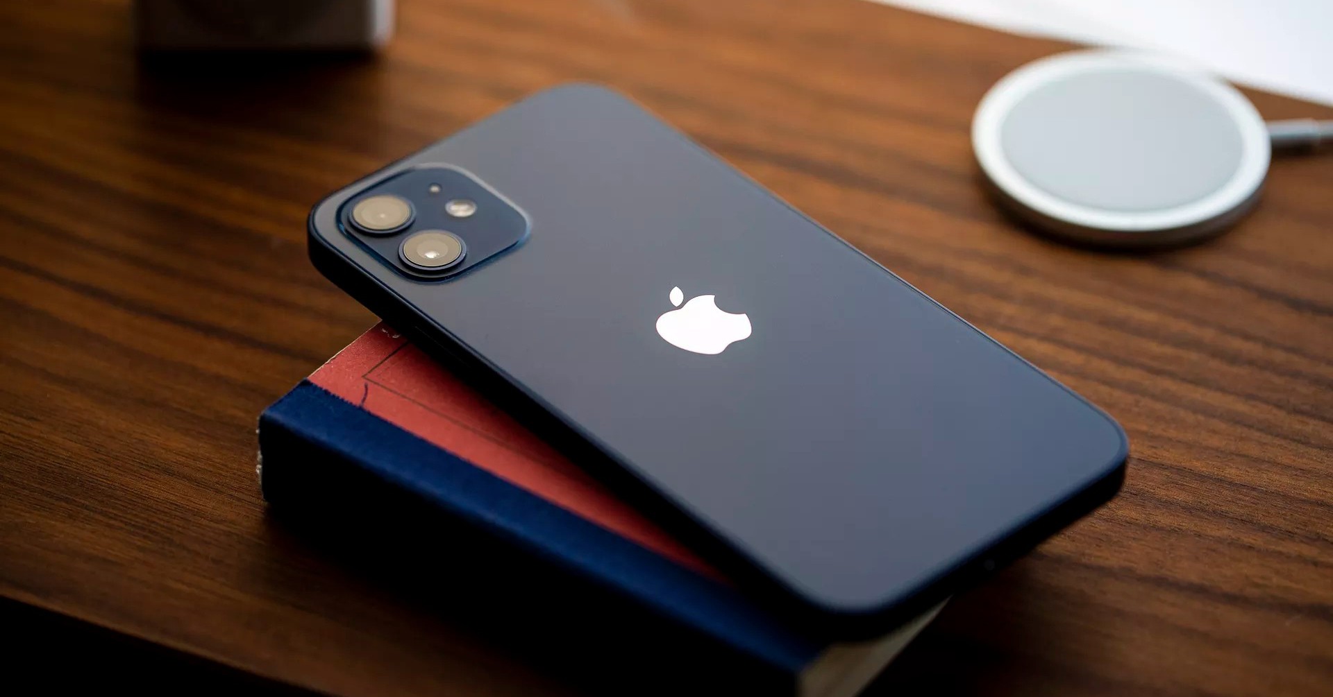 Chia sẻ với anh em bộ hình nền mặc định của iPhone 12 mới ra mắt