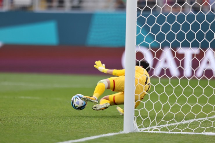 Ngả mũ Kim Thanh cản phá penalty ở World Cup, ĐT nữ Việt Nam kiên cường đấu Mỹ - 2