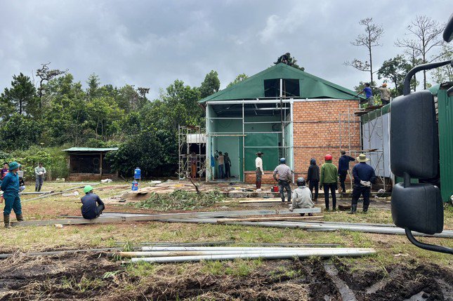 Lâm Đồng: Tháo dỡ loạt công trình ‘mọc’ trái phép trong rừng cộng đồng - 1