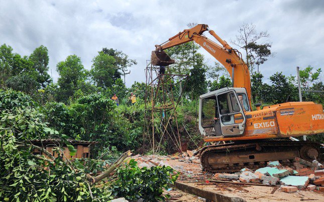 Lâm Đồng: Tháo dỡ loạt công trình ‘mọc’ trái phép trong rừng cộng đồng - 3