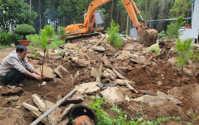 Lâm Đồng: Tháo dỡ loạt công trình ‘mọc’ trái phép trong rừng cộng đồng - 5