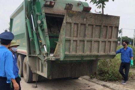 Hà Nội: Xử lý hàng loạt xe chở rác làm rò rỉ nước