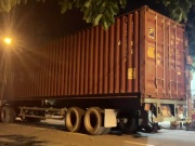 Tin tức trong ngày - Sau âm thanh lớn, 1 người nằm chết cạnh xe container ở TP HCM