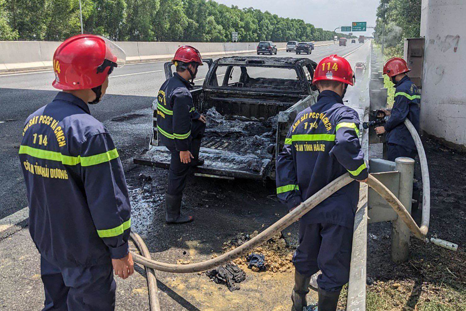 Ô tô chở 3 người bốc cháy ngùn ngụt trên cao tốc Hà Nội – Hải Phòng - 2