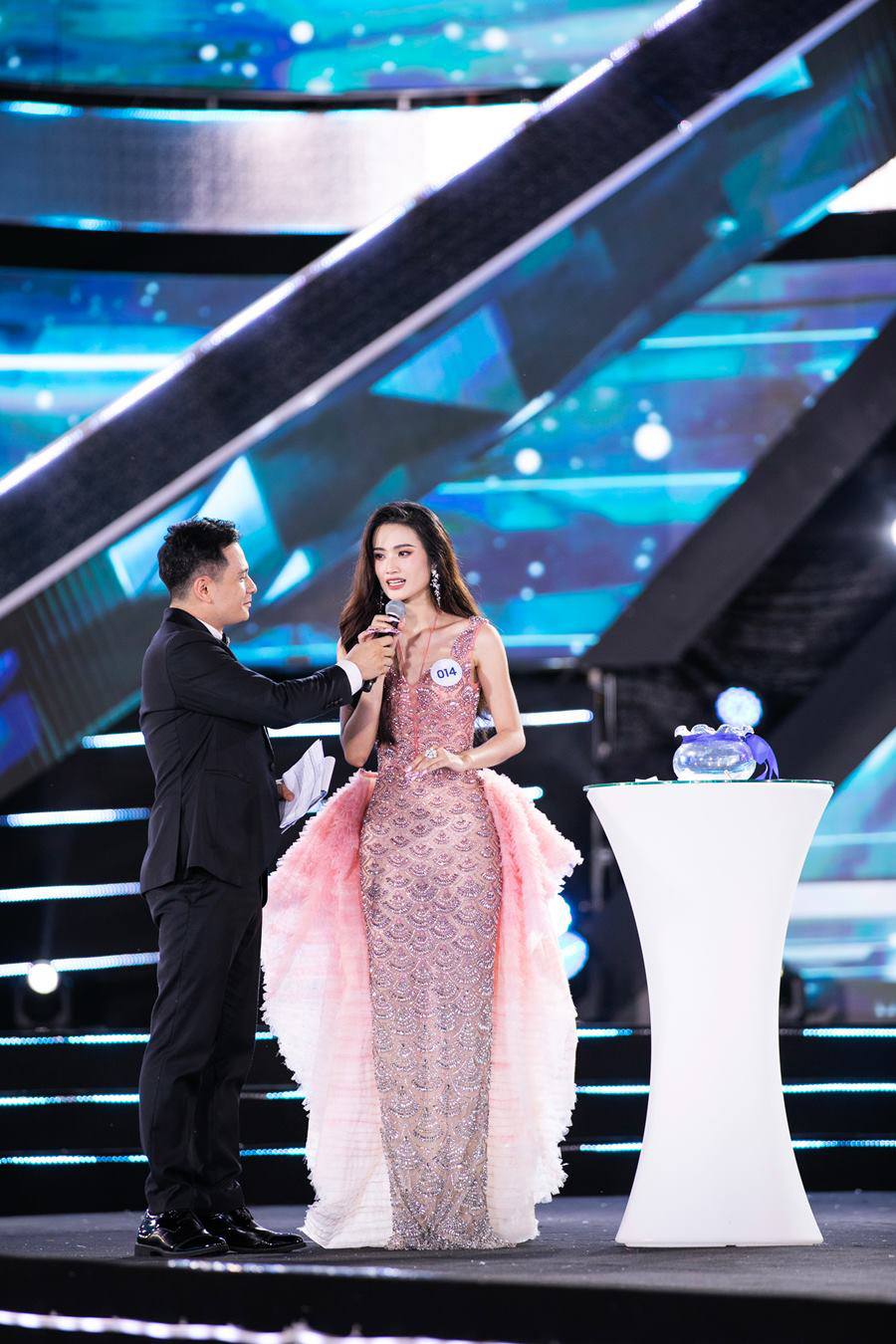 Sự thật về chiếc váy tân Miss World Vietnam lộ liễu trên sóng truyền hình - 2
