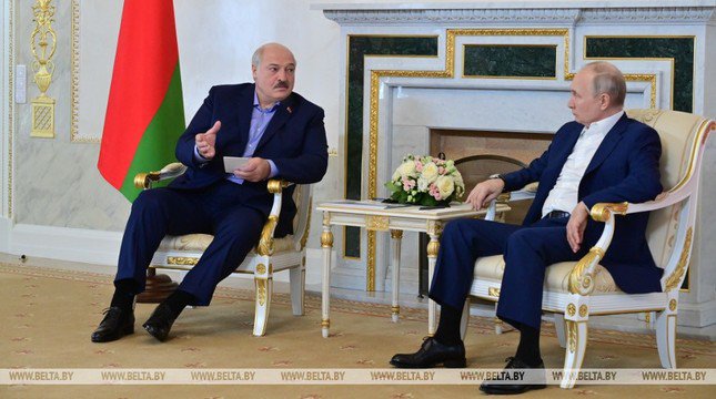 Ông Lukashenko cho ông Putin xem bản đồ quân đội Ba Lan đến gần biên giới Belarus - 1