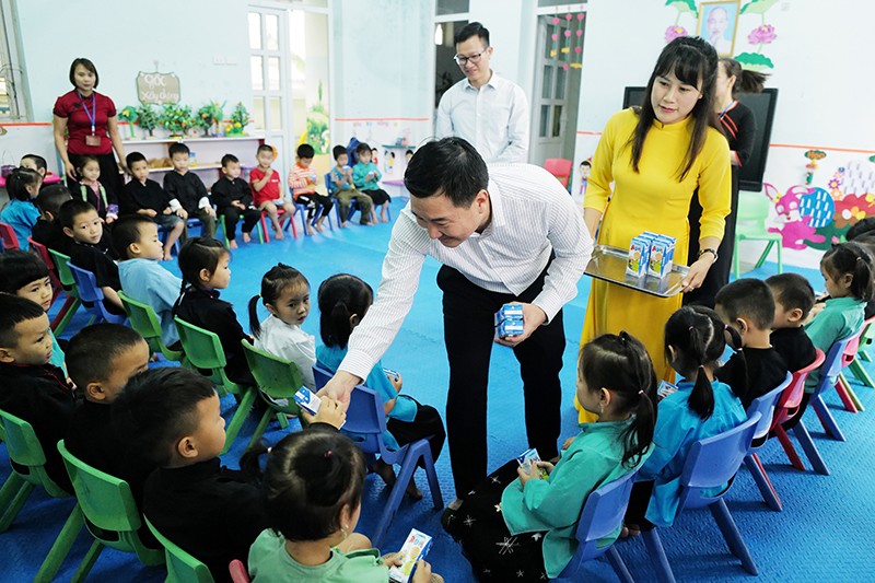 Quỹ sữa Vươn cao Việt Nam 2023: Ngày tựu trường năm nay, hơn một triệu hộp sữa sẽ đón các em quay lại trường - 2