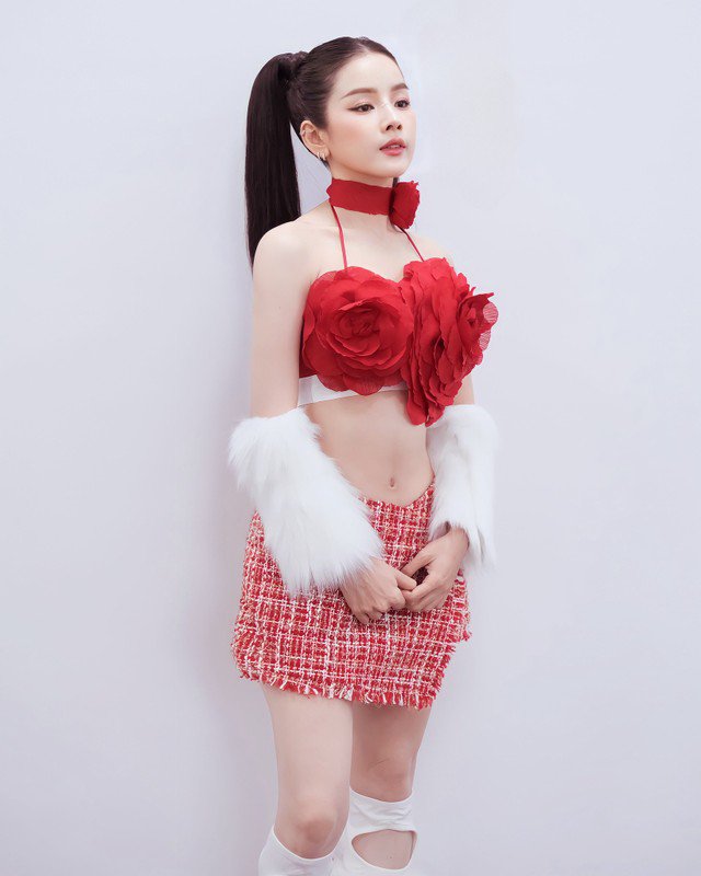 Hiếm khi mặc hở bạo, hot girl làng DJ tiện thể khoe vòng eo - 7