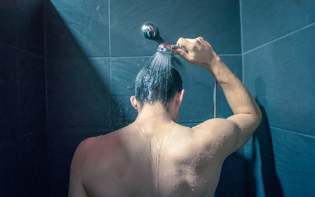 Người đàn ông đang khỏe mạnh bỗng đột tử vì mắc sai lầm này khi tắm, đây là 7 thời điểm nên kiêng tắm vì sẽ tàn phá sức khỏe khủng khiếp - 1
