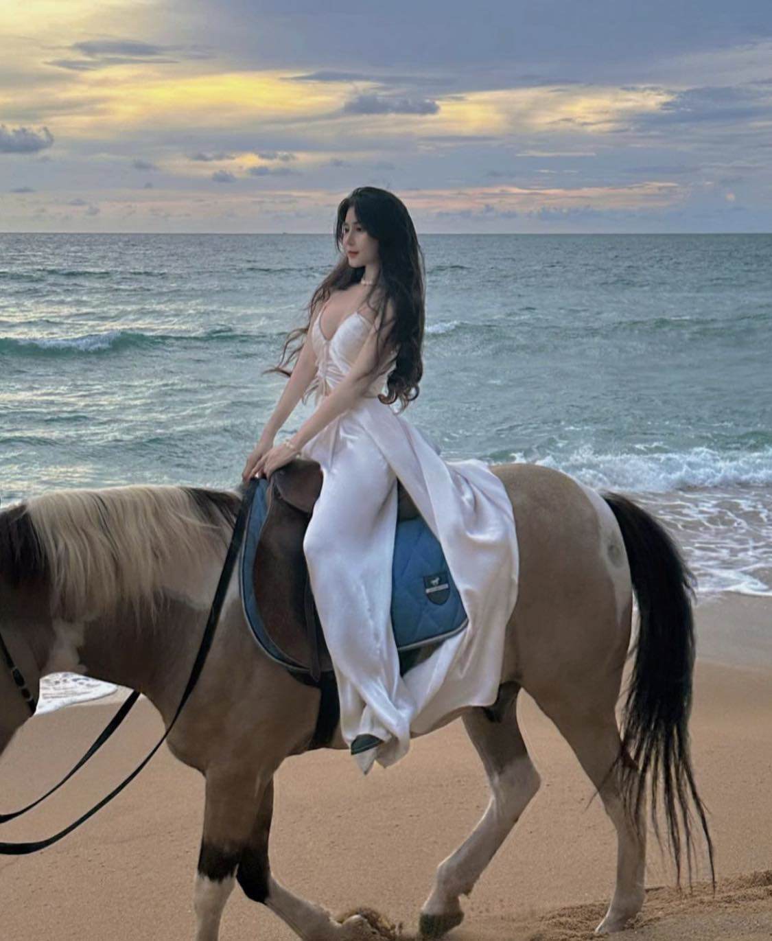 Trend cưỡi ngựa đi dạo biển: 