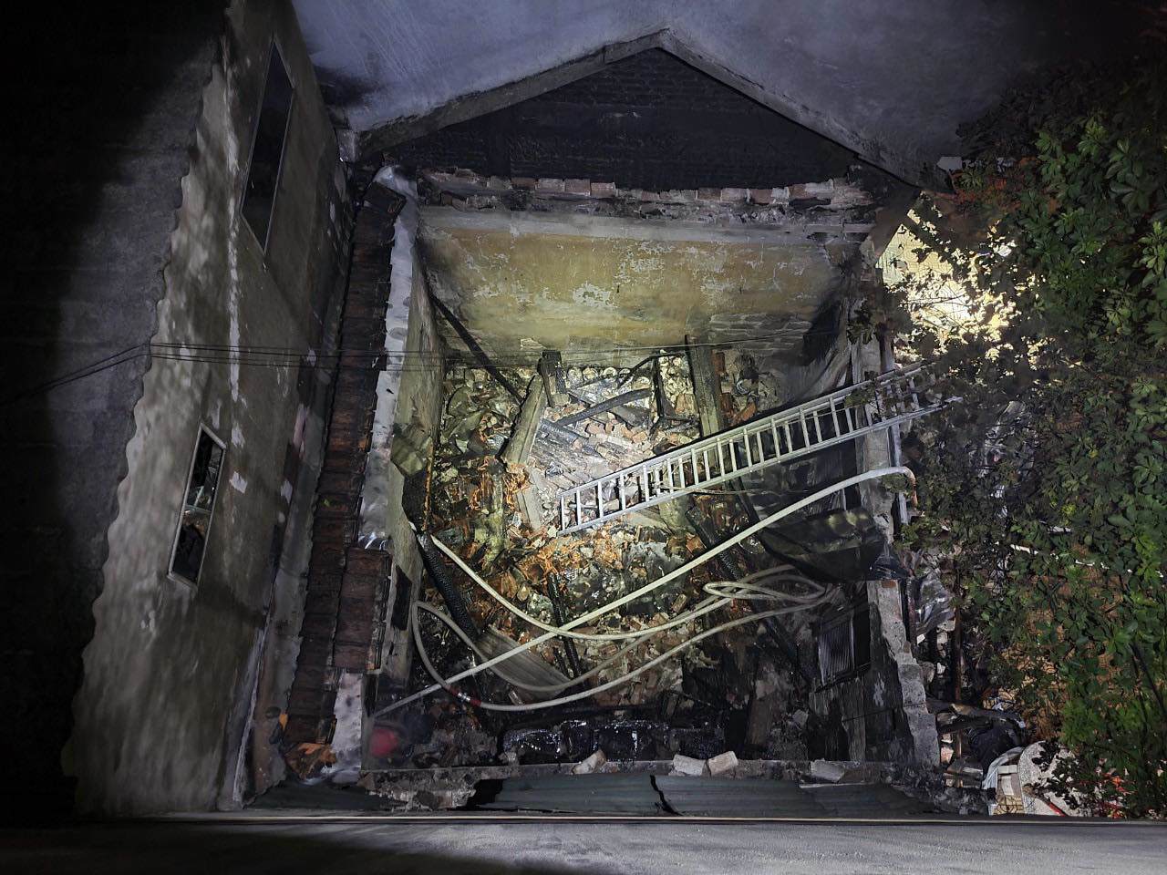6 người mắc kẹt trong căn nhà 2 tầng bốc cháy ngùn ngụt - 1