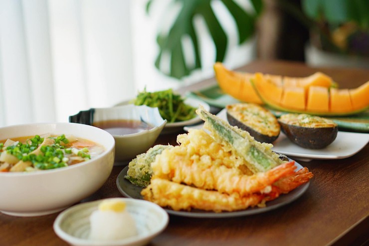 Canh thịt heo. Tempura. Bơ nướng phô mai. Mầm đậu nành hấp trộn nước tương. Dưa lưới.
