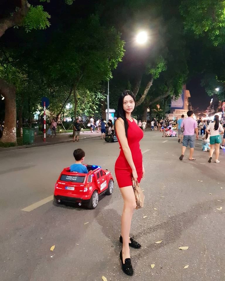 Clara Lee&nbsp;từng gây chú ý khi chụp ảnh tại phố đi bộ Hồ Gươm.