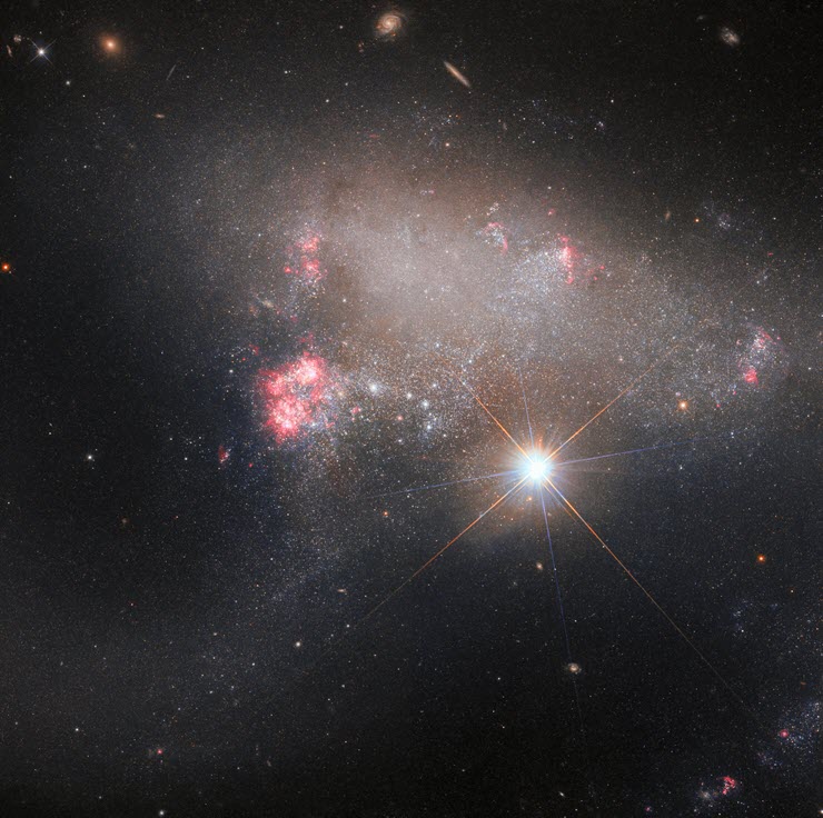 Ngôi sao BD+17 2217 sáng rực rỡ của thiên hà dị thường Arp 263.