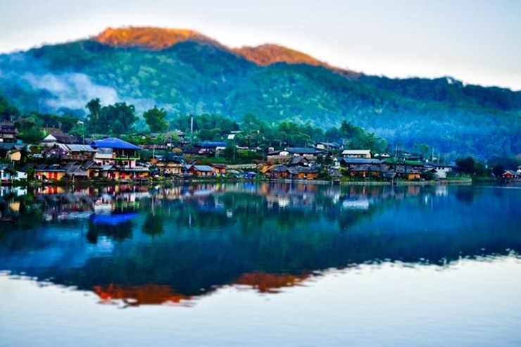 Pai, Thái Lan: Đến thăm Pai, bạn sẽ yêu thích sự yên tĩnh và êm đềm của nơi này. Ngoài các điểm tham quan xinh đẹp như thác Mo Paeng, Pong Nam Ron Thapai (suối nước nóng) và Pai Land Split, trung tâm thành phố còn có rất nhiều&nbsp;người bán hàng thủ công mỹ nghệ, quầy hàng thực phẩm và nhà hàng chay ngon tuyệt.
