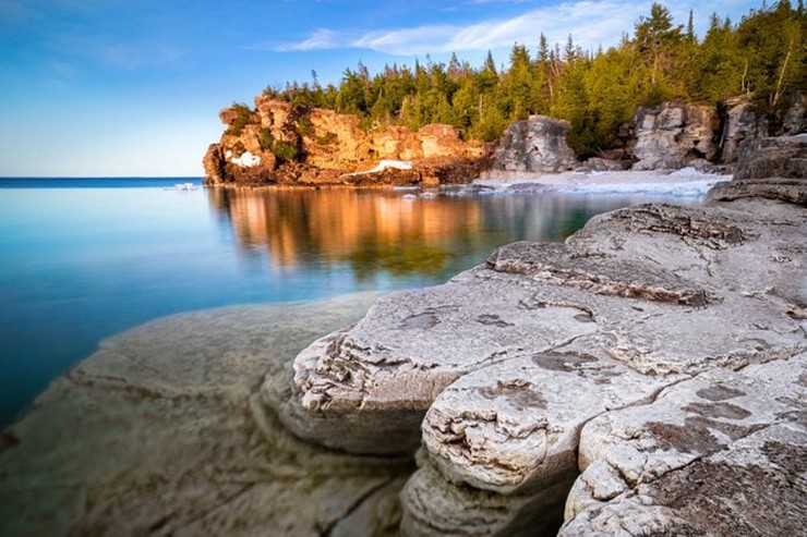 Tobermory, Ontario: Ngôi làng&nbsp;hiền hòa bên&nbsp;bến cảng ở miền nam Ontario này là cửa ngõ để đến với nhiều danh lam thắng cảnh. Công viên Quốc gia Bán đảo Bruce có vách đá Niagara, vịnh Head Ấn Độ và Grotto, một hang động đá vôi ở vịnh Georgian.
